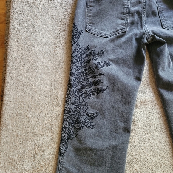 We The Free faded black floral embroidered raw hem jeans size 25​ - Picture 12 of 15